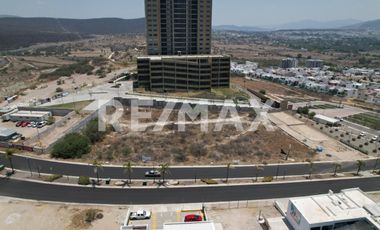 Venta de Terreno Comercial y de Servicios. - (3)