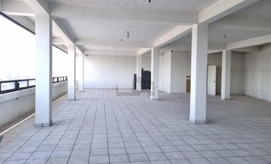 Piso en Renta en Toluca, sobre avenida, ideal para escuelas, oficinas, gym, etc.