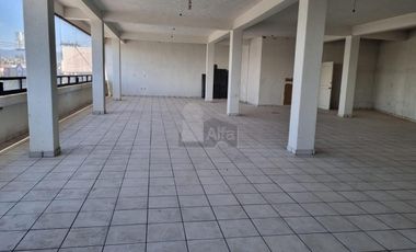 Piso en Renta en Toluca, sobre avenida, ideal para escuelas, oficinas, gym, etc.