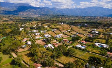 LOTE EN PARCELACIÓN CON CASA EN CONSTRUCCIÓN EN VENTA EN SOPETRN