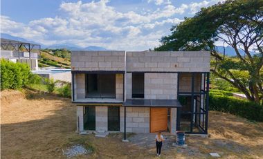 LOTE EN PARCELACIÓN CON CASA EN CONSTRUCCIÓN EN VENTA EN SOPETRN