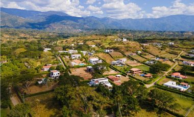 LOTE EN PARCELACIÓN CON CASA EN CONSTRUCCIÓN EN VENTA EN SOPETRN