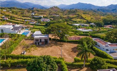 LOTE EN PARCELACIÓN CON CASA EN CONSTRUCCIÓN EN VENTA EN SOPETRN