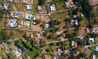 LOTE EN PARCELACIÓN CON CASA EN CONSTRUCCIÓN EN VENTA EN SOPETRN