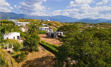 LOTE EN PARCELACIÓN CON CASA EN CONSTRUCCIÓN EN VENTA EN SOPETRN