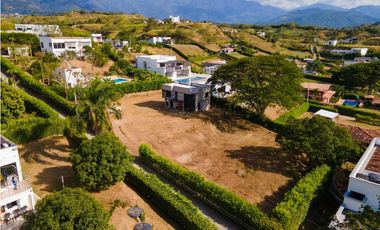 LOTE EN PARCELACIÓN CON CASA EN CONSTRUCCIÓN EN VENTA EN SOPETRN