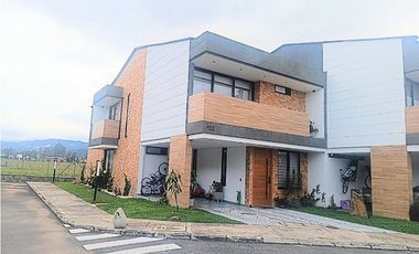 VENTA DE CASA ESPECTACULAR EN SECTOR VIVA, LA CEJA 2 niveles