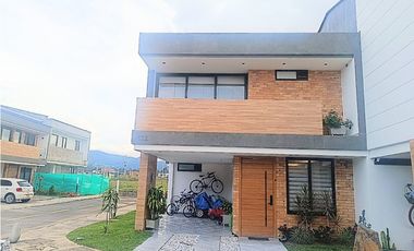 VENTA DE CASA ESPECTACULAR EN SECTOR VIVA, LA CEJA 2 niveles