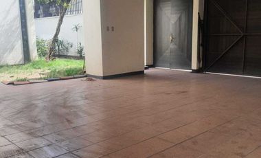 CASA CON USO DE SUELO, IDEAL PARA OFICINAS