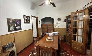 MUY LINDA CASA EN EL CENTRO DE LUJN!!