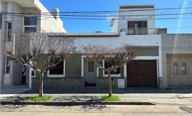 MUY LINDA CASA EN EL CENTRO DE LUJN!!