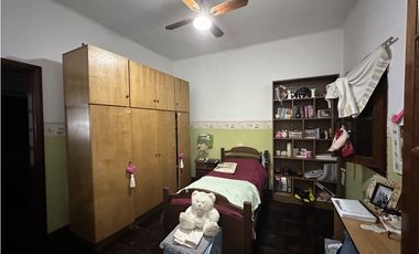 MUY LINDA CASA EN EL CENTRO DE LUJN!!