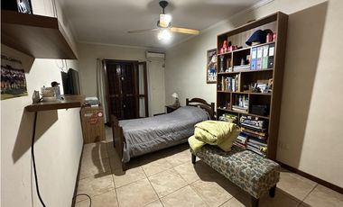 MUY LINDA CASA EN EL CENTRO DE LUJN!!