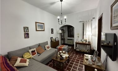 MUY LINDA CASA EN EL CENTRO DE LUJN!!