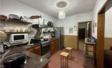 MUY LINDA CASA EN EL CENTRO DE LUJN!!