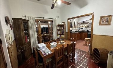 MUY LINDA CASA EN EL CENTRO DE LUJN!!