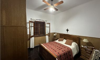 MUY LINDA CASA EN EL CENTRO DE LUJN!!