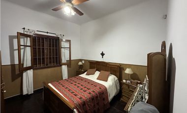 MUY LINDA CASA EN EL CENTRO DE LUJN!!