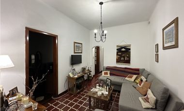 MUY LINDA CASA EN EL CENTRO DE LUJN!!