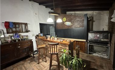 MUY LINDA CASA EN EL CENTRO DE LUJN!!