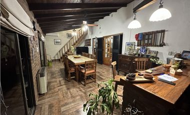 MUY LINDA CASA EN EL CENTRO DE LUJN!!