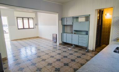 Casa en venta de 2 dormitorios c/ cochera en Punta Alta