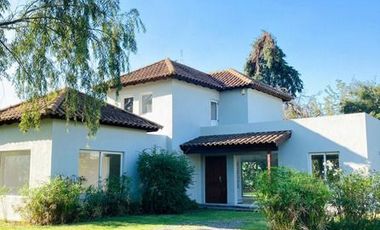 Casa en alquiler de 3 dormitorios c/ cochera en Altos del Sol