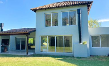 Casa en alquiler de 3 dormitorios c/ cochera en Altos del Sol