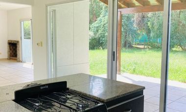 Casa en alquiler de 3 dormitorios c/ cochera en Altos del Sol