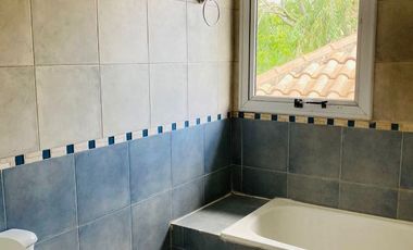 Casa en alquiler de 3 dormitorios c/ cochera en Altos del Sol