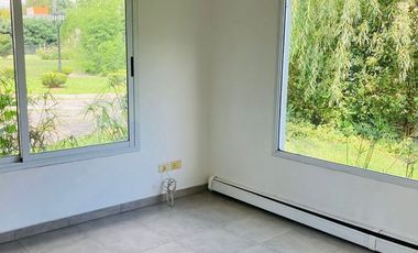 Casa en alquiler de 3 dormitorios c/ cochera en Altos del Sol
