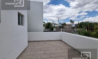 CASA EN VENTA EN VALLE DEL ÁNGEL FRENTE A PARQUE  CON RECAMARA EN PLANTA BAJA
