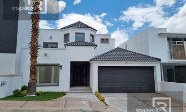 CASA EN VENTA EN VALLE DEL ÁNGEL FRENTE A PARQUE  CON RECAMARA EN PLANTA BAJA