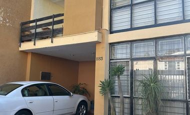 VENTA  DE CASA EN CHAPULTEPEC COUNTRY.  INVERSIÓN, ZONA FIANCIERA DE GDL.