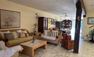 VENTA  DE CASA EN CHAPULTEPEC COUNTRY.  INVERSIÓN, ZONA FIANCIERA DE GDL.