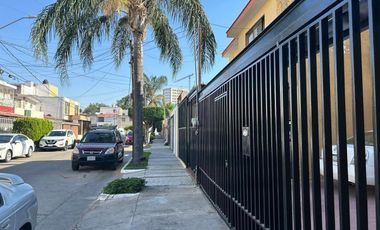 VENTA  DE CASA EN CHAPULTEPEC COUNTRY.  INVERSIÓN, ZONA FIANCIERA DE GDL.