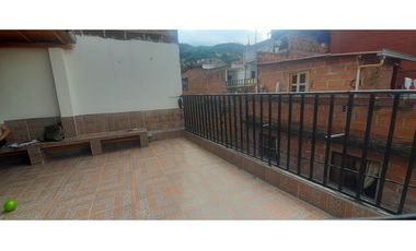 EN VENTA PROPIEDAD DE TRES PLANTAS EN EL MUNICIPIO DE ITAGUI / S/357