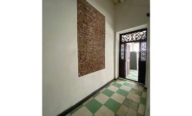 Casa en venta a una cuadra del parque de los novios
