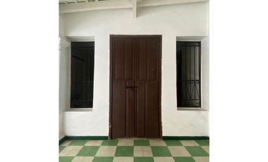 Casa en venta a una cuadra del parque de los novios