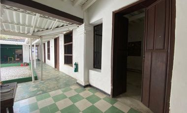 Casa en venta a una cuadra del parque de los novios