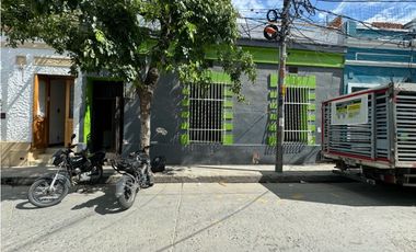 Casa en venta a una cuadra del parque de los novios