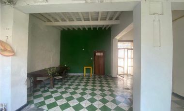 Casa en venta a una cuadra del parque de los novios