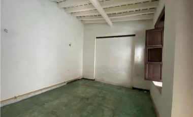 Casa en venta a una cuadra del parque de los novios