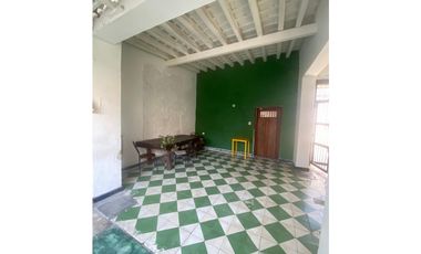 Casa en venta a una cuadra del parque de los novios