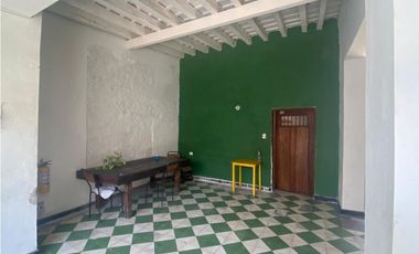 Casa en venta a una cuadra del parque de los novios
