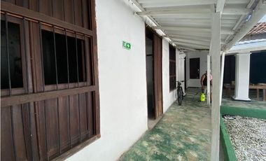 Casa en venta a una cuadra del parque de los novios