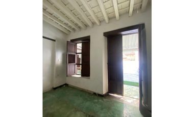 Casa en venta a una cuadra del parque de los novios