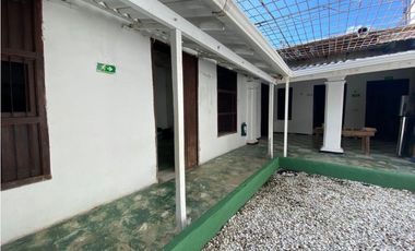 Casa en venta a una cuadra del parque de los novios
