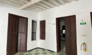 Casa en venta a una cuadra del parque de los novios