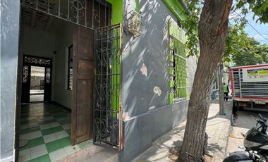 Casa en venta a una cuadra del parque de los novios